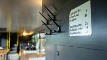 Overnachten in een dubbeldekkerbus in het bos