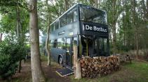 Overnachten in een dubbeldekkerbus in het bos