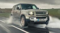 Land Rover Defender D240 SE in de bocht