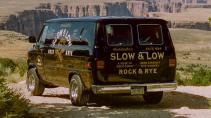 Chevrolet G20-bus voor Slow and Low Roadtrip