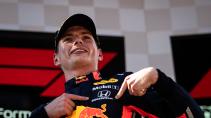 Max Verstappen wijst naar Honda-logo op Red Bull-pak