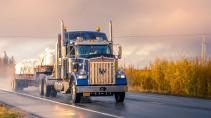 Kenworth-vrachtwagen door de regen