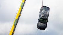 Volvo laat nieuwe auto's van 30 meter vallen