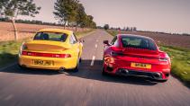 Porsche 911 Turbo S (992) (2020) (Rood) vs Porsche 911 Turbo 993 (1995) (geel)