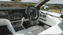 Stuur, stoelen en dashboard van de Rolls-Royce Ghost