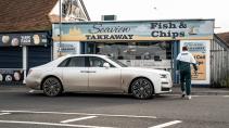 Rolls-Royce Ghost voor een winkel boodschappen doen