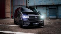 Zwarte Volkswagen Transporter met bodykit en schroefset