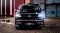 Zwarte Volkswagen Transporter met bodykit en schroefset