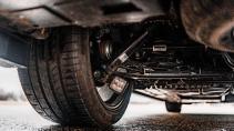 Zwarte Volkswagen Transporter met bodykit en schroefset