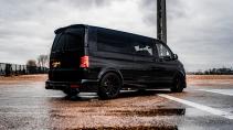 Zwarte Volkswagen Transporter met bodykit en schroefset