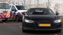 Audi R8 V10 Plus en Volkswagen Transporter van de Politie in Rotterdam