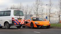 McLaren 570S en Volkswagen Transporter van de Politie in Rotterdam