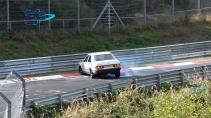 Mercedes 190E op de Nurburgring crasht bijna