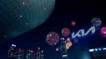 Het nieuwe logo van Kia met vuurwerk