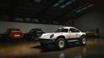 Singer Safari 911 (Porsche 911 964) in de garage