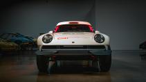 Voorkant Singer Safari 911 (Porsche 911 964) in de garage