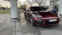Porsche Panamera Sport Turismo Turbo S E-Hybrid tanken bij het tankstation. Benzine, geen diesel