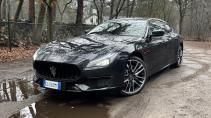 Maserati Quattroporte Trofeo in het zwart met Italiaanse kentekenplaten