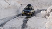 Opel Corsa in besneeuwde weg