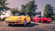 Porsche 911 Turbo S (992) (2020) (Rood) vs Porsche 911 Turbo 993 (1995) (geel)