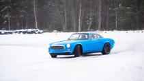 Volvo P1800 Cyan drift door de sneeuw in Zweden