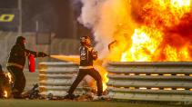 helm van Grosjean na de crash in Bahrein