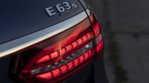 Achterlicht en badge Mercedes-AMG E 63 s 4MATIC Estate Facelift (2021)Achterlicht en badge Mercedes-AMG E 63 s 4MATIC Estate Facelift (2021)