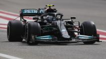 Lewis Hamilton in de F1-auto in Bahrein 2021
