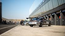 Porsche 911 GT3 Cup (992) in de pitsstraat met luchtkrik (airjack)