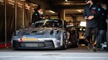 Porsche 911 GT3 Cup (992) in de pitbox in de pitstraat van Zandvoort