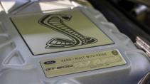 De badge op de motor van de Ford Mustang Shelby GT500