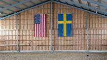 Zweedse en Amerikaanse vlaggen