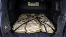 Aardappelen in de bagageruimte van de Land Rover Defender 90 Commercial (grijs kenteken)