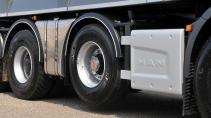 Waarom tillen vrachtwagens wielen op