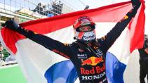 Max Verstappen met Nederlandse vlag op Circuit Zandvoort F1