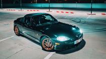 Mazda MX-5 NB met slipsporen op het parkeerterrein