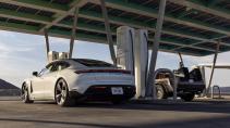 Porsche Taycan en de DeLorean DMC-12 uit Back to the Future bij de laadpaal van Ionity