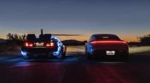 Achterlichten Porsche Taycan en de DeLorean DMC-12 uit Back to the Future (donker, nacht)