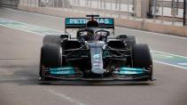 3e vrije training van de GP van Qatar 2021 Lewis Hamilton rijdt de pitstraat in op het Losail International Circuit in Qatar