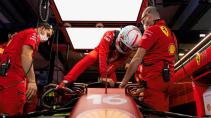 3e vrije training van de GP van Qatar 2021 Charles Leclerc klimt in de Ferrari