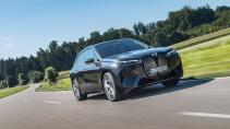 BMW iX Drive50 (2022) op de weg