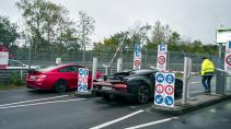 Bugatti Chiron Super Sport bij de slagboom van de Nürburgring Nordschleife tijdens Touristenfahrten met een BMW M4