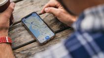 Google Maps op telefoon (navigatie) op tafel met koffie