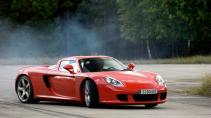 Rode Porsche Carrera GT drift met rook