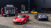 Vijf Porsche Carrera GT's krijgen tegelijk een onderhoudsbeurtje