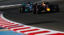 1e vrije training van de GP van Bahrein 2022 George Russell achter Max Verstappen