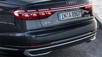 uitlaat en achterlicht Plug-in hybride Audi A8 L (2022)