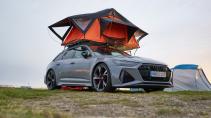 Daktent op een Audi RS 6 Avant kamperen camping