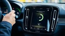 Volvo gaat elektrische auto's draadloos laden (XC40 Recharge)