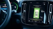 Volvo gaat elektrische auto's draadloos laden (XC40 Recharge)